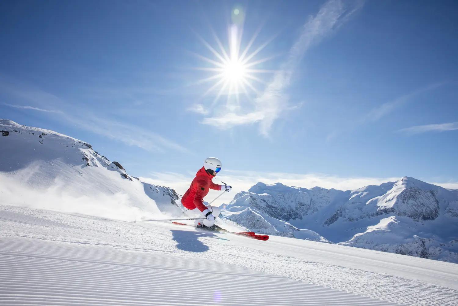 Skidåkare på väg nerför backarna i Bad Gastein - en populär destination för skidresor till Österrike.
