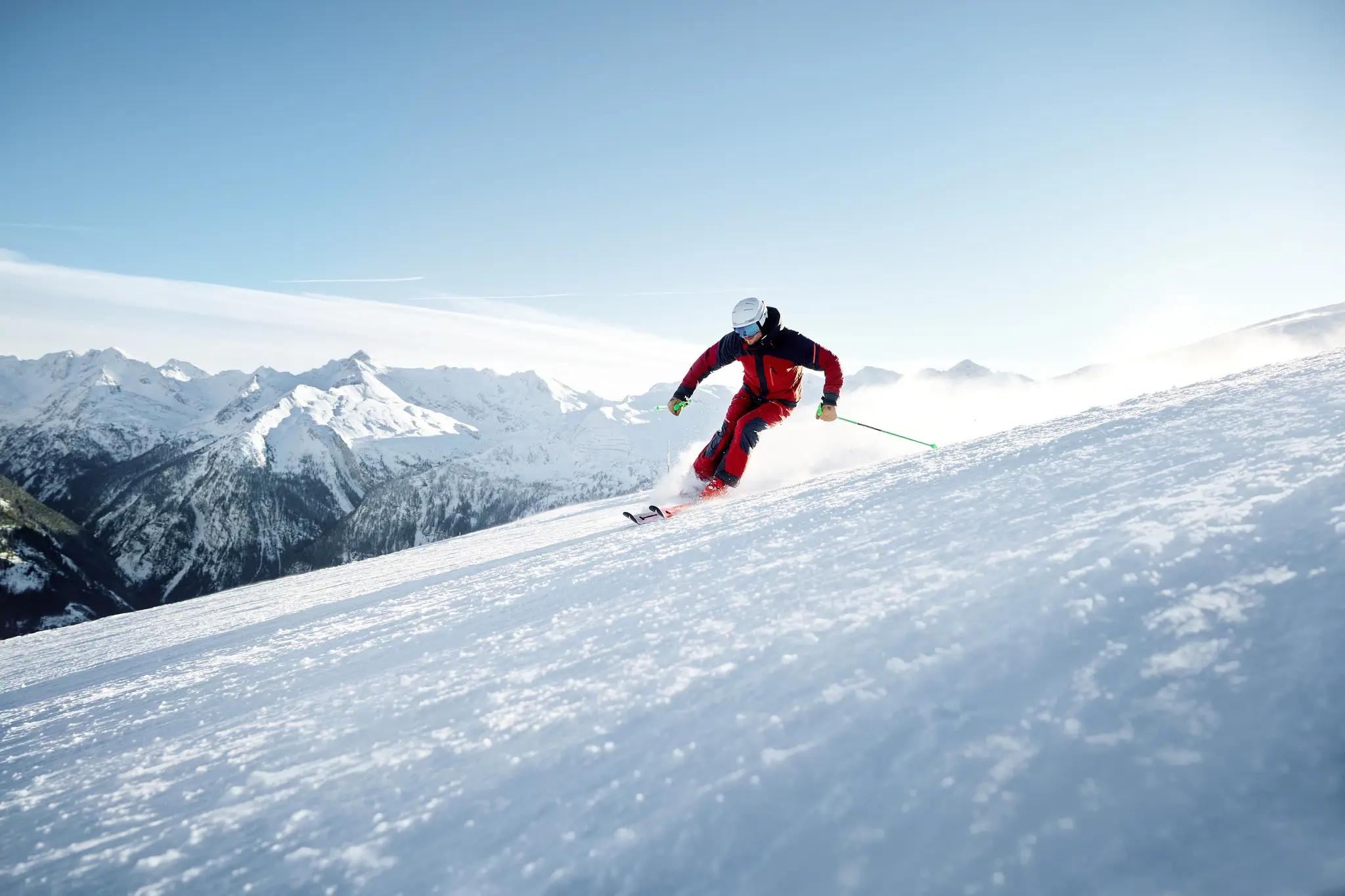 Skidåkare åker nedför de välpreparerade pister i Bad Gastein, där hela familjen kan njuta av både skidåkning och den fantastiska utsikten över Alperna.