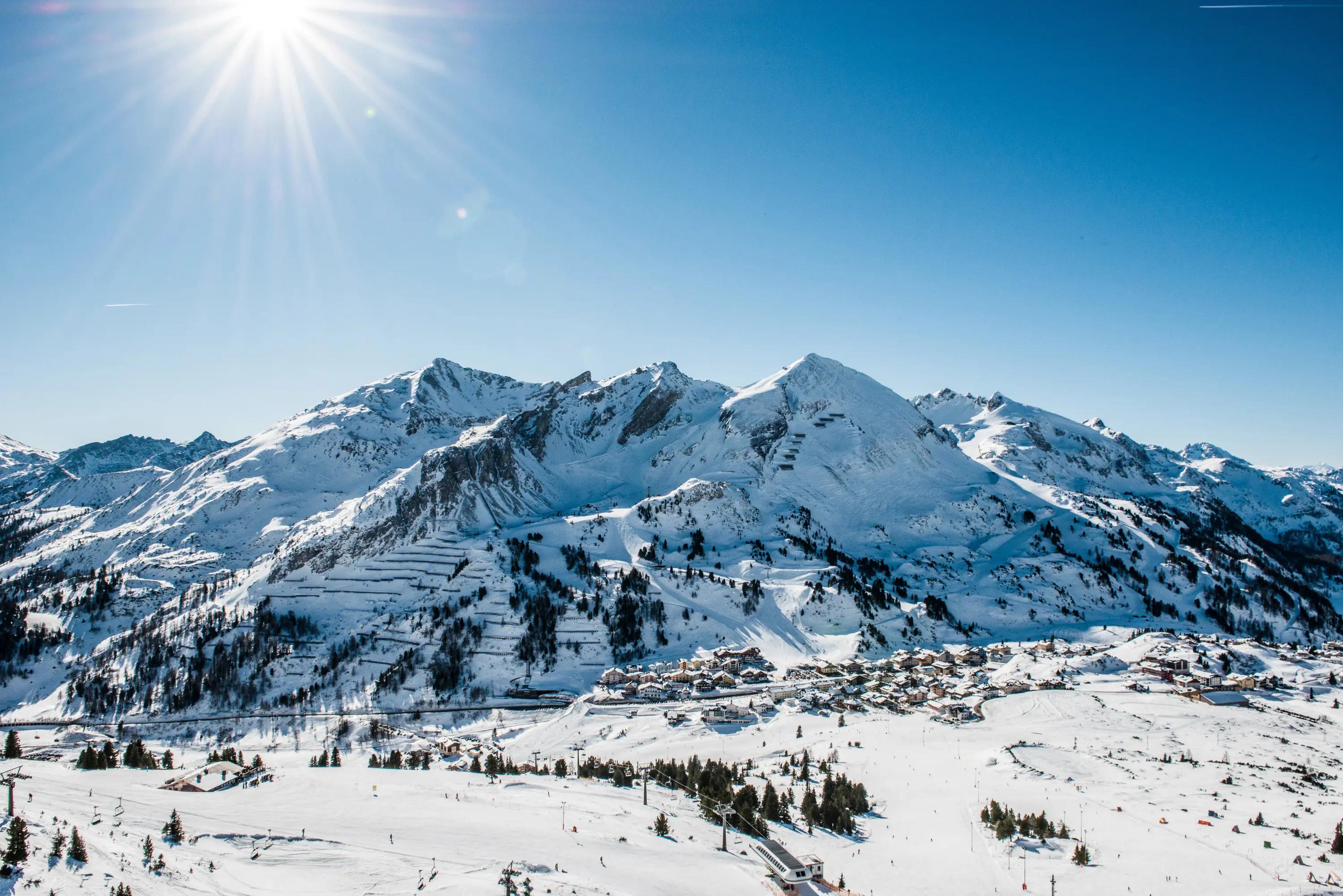Utsikt över bergen och byn Obertauern, en alpinskidort i Österrike med vackra vinterlandskap.