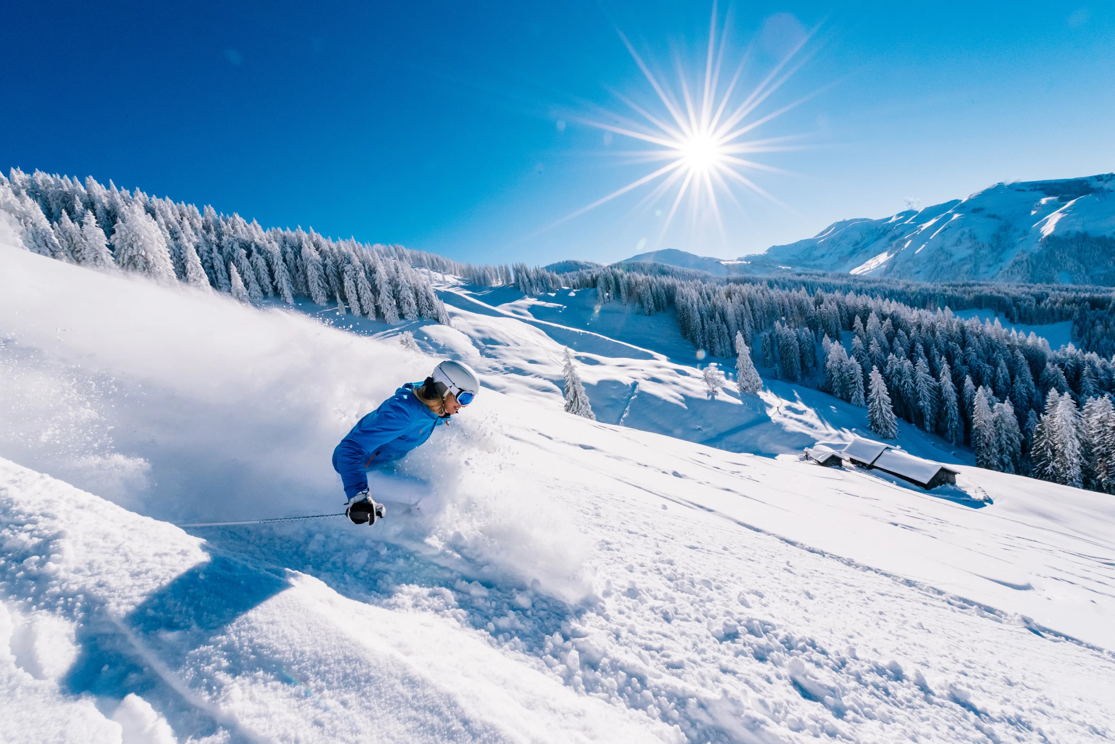 Skidåkare åker i lössnö i Ischgl som är känt för sin snösäkerhet och fantastiska vinterförhållanden.